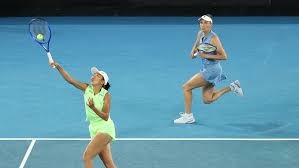 老詹和妻子一起做瑜伽